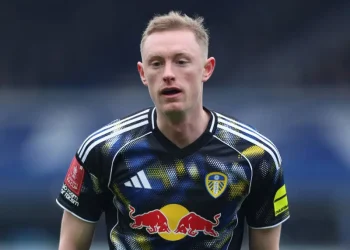 “Gudmundsson Starts, £12m Star Snubbed”: Farke’s Bold Leeds XI to Shock Man City